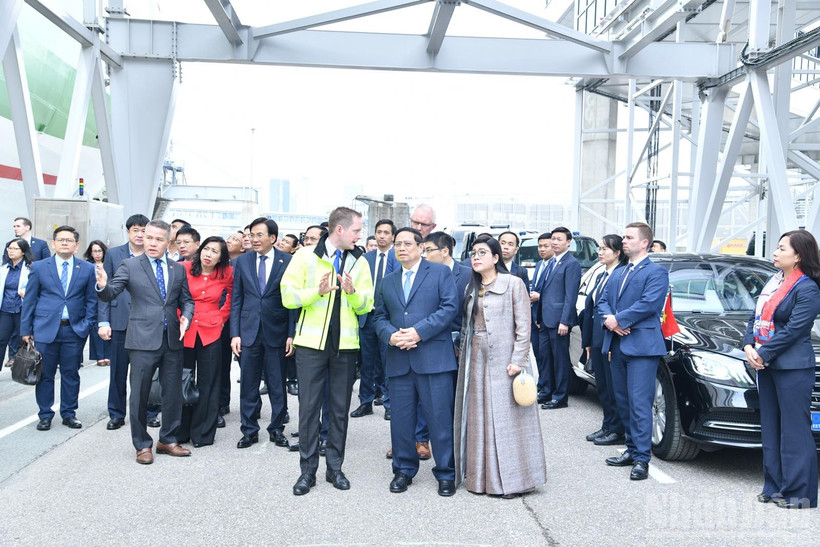 Thủ tướng Chính phủ Phạm Minh Chính và Phu nhân cùng Đoàn đại biểu cấp cao Việt Nam thăm Cảng Tallinn. (Ảnh: Thanh Giang)