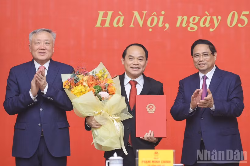 Thủ tướng Chính phủ Phạm Minh Chính trao quyết định và chúc mừng đồng chí Nguyễn Quốc Đoàn, Phó Tổng Thanh tra Thường trực Thanh tra Chính phủ. (Ảnh: TRẦN HẢI)