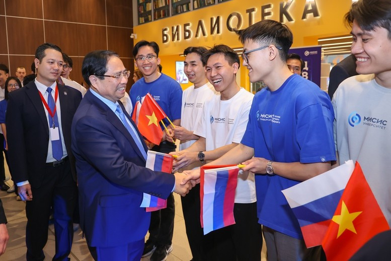 Thủ tướng Phạm Minh Chính với sinh viên Trường đại học Khoa học và Công nghệ Moskva. (Ảnh: VGP/Nhật Bắc)