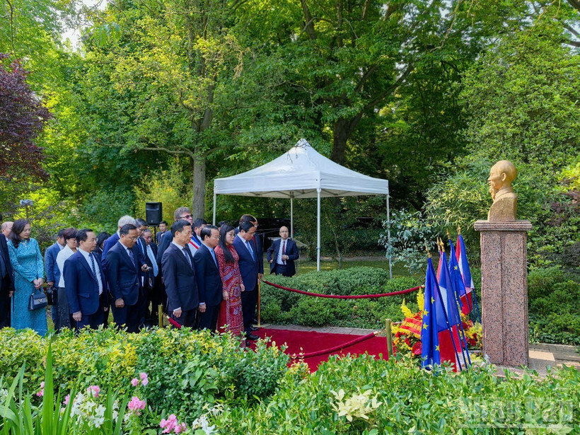 Thủ tướng Phạm Minh Chính và Phu nhân cùng các đồng chí lãnh đạo tưởng niệm Chủ tịch Hồ Chí Minh (Ảnh: KHẢI HOÀN). 