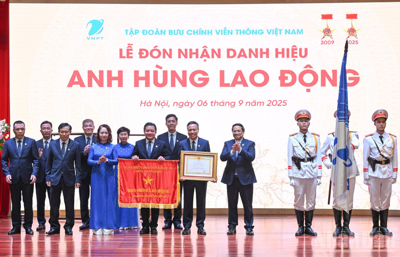 Thủ tướng Chính phủ Phạm Minh Chính trao danh hiệu Anh hùng Lao động tặng Tập đoàn VNPT. (Ảnh: TRẦN HẢI). 