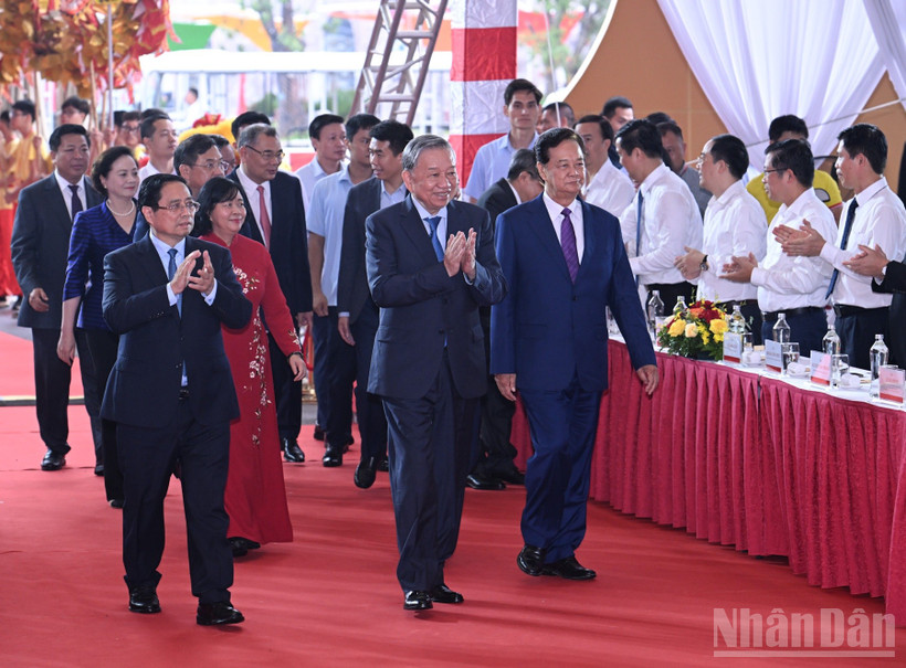 Tổng Bí thư Tô Lâm, Thủ tướng Phạm Minh Chính và các đồng chí lãnh đạo, nguyên lãnh đạo Đảng, Nhà nước tới dự Lễ khánh thành, khởi công các dự án, công trình chào mừng kỷ niệm 80 năm Quốc khánh. (Ảnh: Trần Hải). 
