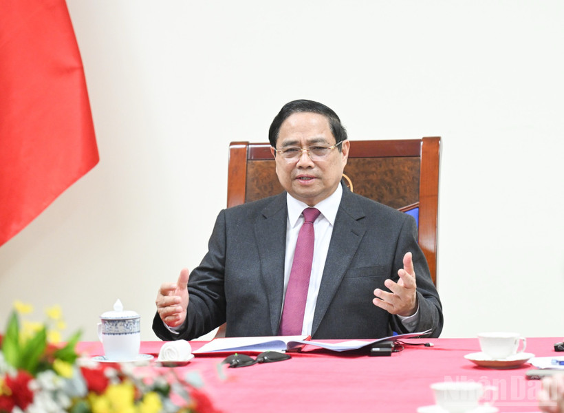 Thủ tướng Chính phủ Phạm Minh Chính điện đàm với Thủ tướng Singapore Lawrence Wong. (Ảnh: TRẦN HẢI)