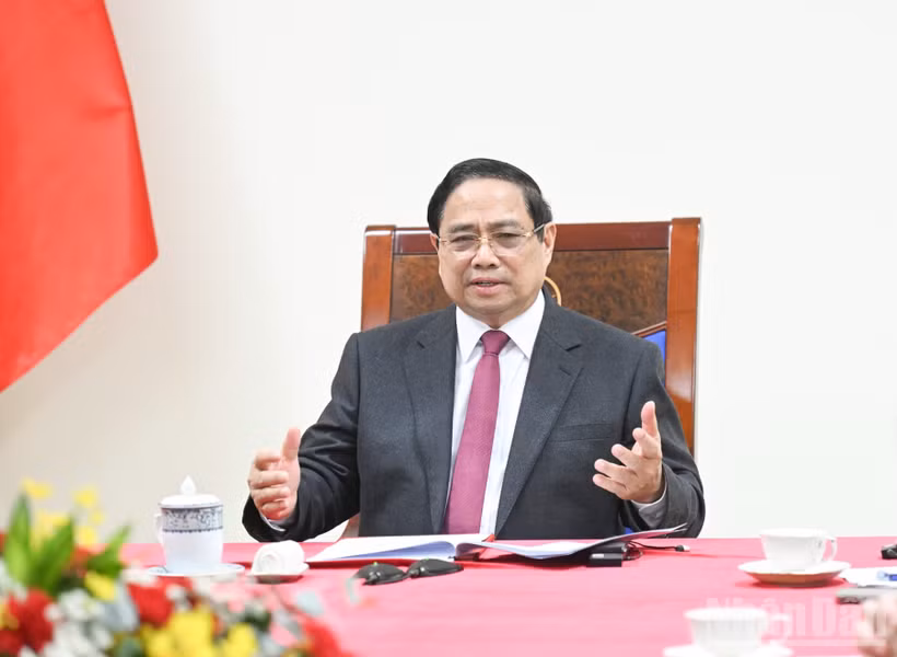 Thủ tướng Chính phủ Phạm Minh Chính điện đàm với Thủ tướng Singapore Lawrence Wong. (Ảnh: TRẦN HẢI)