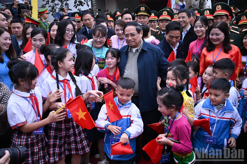 Thủ tướng Chính phủ Phạm Minh Chính ân cần thăm hỏi thầy cô, học sinh Trường Tiểu học Cẩm Thạch. (Ảnh: TRẦN HẢI)