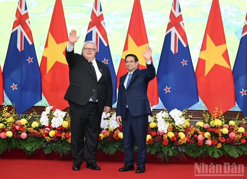 Thủ tướng Phạm Minh Chính và Chủ tịch Quốc hội New Zealand Gerry Brownlee. (Ảnh: Trần Hải)