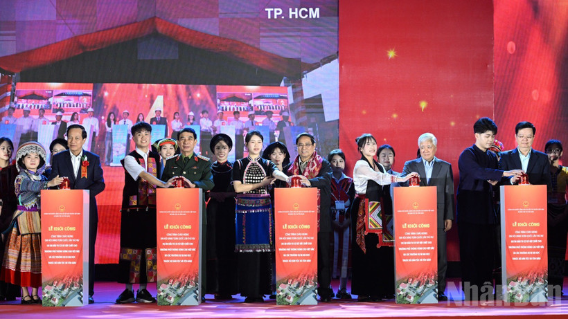 Thủ tướng Chính phủ Phạm Minh Chính, các đồng chí lãnh đạo thực hiện nghi thức khởi công đồng loạt các trường. (Ảnh: Trần Hải)