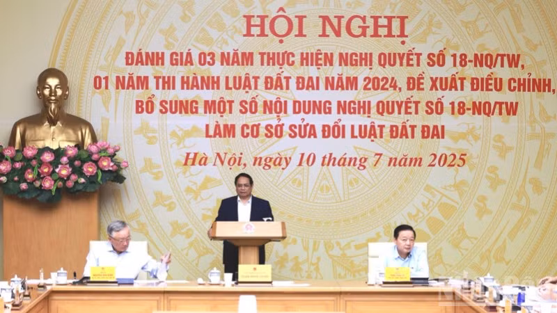 Bí thư Đảng ủy Chính phủ, Thủ tướng Chính phủ Phạm Minh Chính chủ trì hội nghị. (Ảnh: TRẦN HẢI)