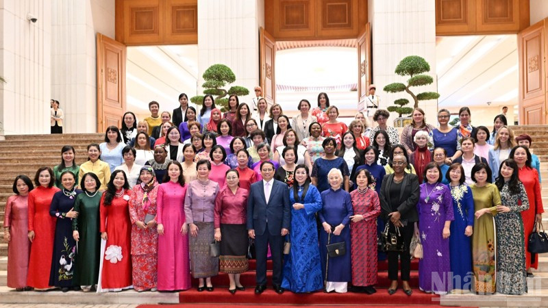 Thủ tướng Phạm Minh Chính và Phu nhân cùng các nhà ngoại giao nữ Việt Nam và quốc tế tham dự buổi gặp mặt. (Ảnh: TRẦN HẢI) 