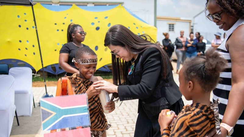 Phu nhân Lê Thị Bích Trân tặng quà cho các em học sinh khu dân cư Tsakane. (Ảnh: NGUYỄN HỒNG)