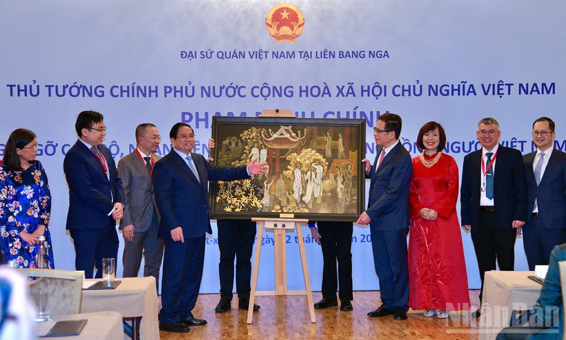 Thủ tướng Chính phủ Phạm Minh Chính tặng quà lưu niệm cho Đại sứ quán Việt Nam tại Liên bang Nga. (Ảnh: Thanh Giang)