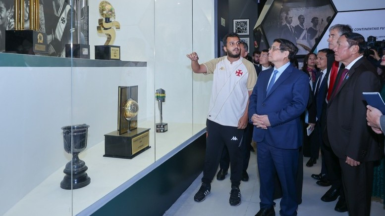 Thủ tướng Phạm Minh Chính thăm phòng truyền thống của Câu lạc bộ Bóng đá Vasco da Gama. (Ảnh: VGP/Nhật Bắc)
