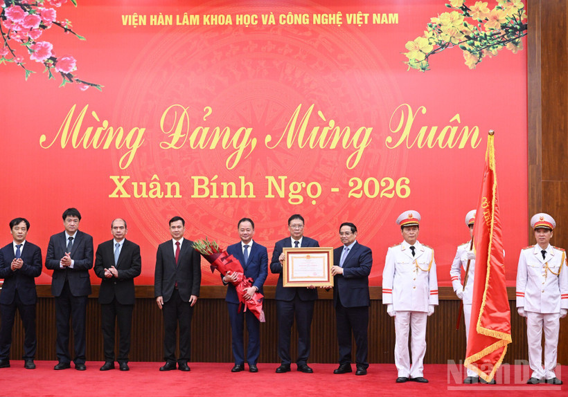 Thay mặt lãnh đạo Đảng, Nhà nước, Thủ tướng Phạm Minh Chính trao Huân chương Lao động hạng Nhất tặng Viện Hàn lâm Khoa học và Công nghệ Việt Nam. (Ảnh: TRẦN HẢI)