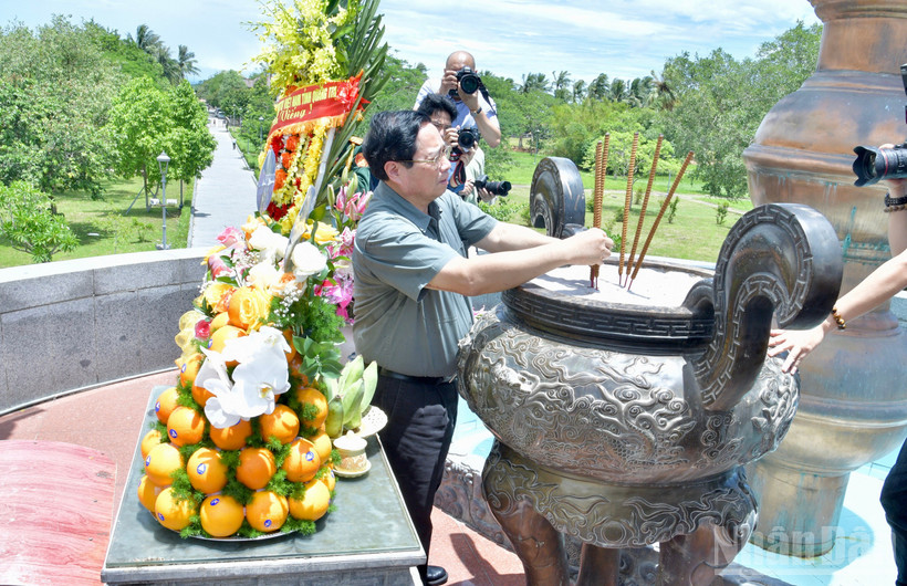 Thủ tướng Chính phủ Phạm Minh Chính dâng hương, dâng hoa tưởng niệm các Anh hùng liệt sĩ tại Di tích quốc gia đặc biệt Thành cổ Quảng Trị. (Ảnh: Thanh Giang)