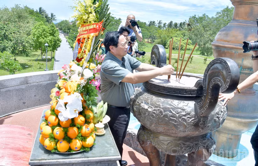 Thủ tướng Chính phủ Phạm Minh Chính dâng hương, dâng hoa tưởng niệm các Anh hùng liệt sĩ tại Di tích quốc gia đặc biệt Thành cổ Quảng Trị. (Ảnh: Thanh Giang)