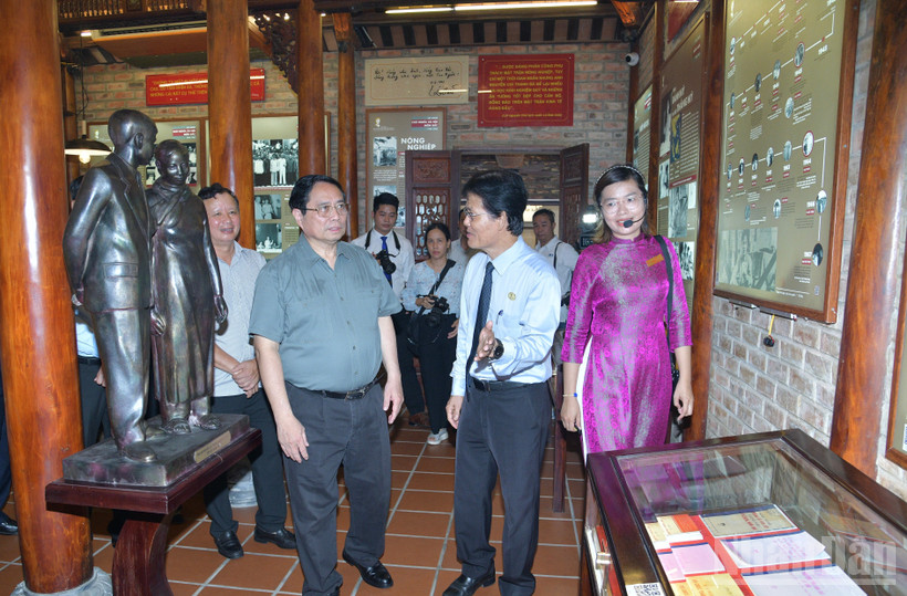 Thủ tướng Chính phủ Phạm Minh Chính thăm và dâng hương tại Bảo tàng Đại tướng Nguyễn Chí Thanh. (Ảnh: THANH GIANG)