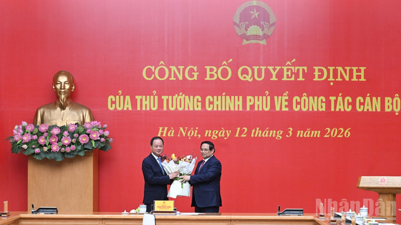 Thủ tướng Chính phủ Phạm Minh Chính trao Quyết định bổ nhiệm và tặng hoa chúc mừng Chủ tịch Viện Khoa học và Công nghệ Việt Nam Trần Hồng Thái. (Ảnh: TRẦN HẢI)