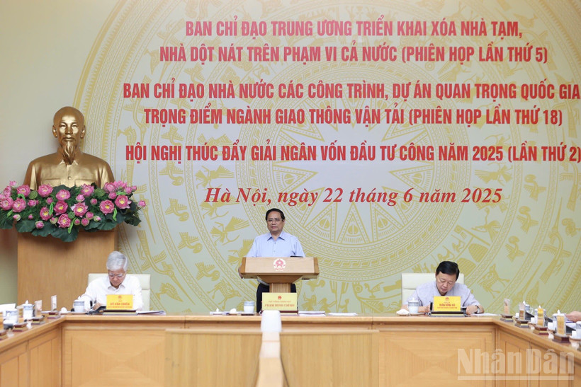 El primer ministro Pham Minh Chinh preside la conferencia (Foto: Nhan Dan)