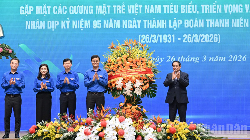 Thủ tướng Chính phủ Phạm Minh Chính tặng hoa chúc mừng Ban Bí thư Trung ương Đoàn Thanh niên Cộng sản Hồ Chí Minh. (Ảnh: Trần Hải)