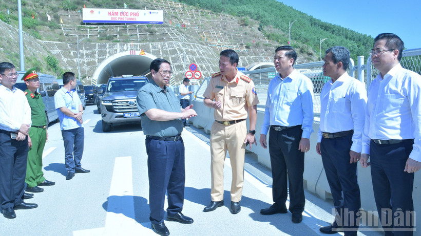 Thủ tướng Chính phủ Phạm Minh Chính kiểm tra dự án cao tốc Quảng Ngãi-Hoài Nhơn đoạn qua hầm Đức Phổ. (Ảnh: Thanh Giang)