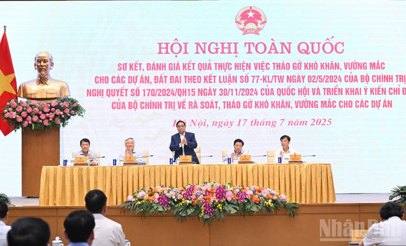 Thủ tướng Chính phủ Phạm Minh Chính chủ trì hội nghị. (Ảnh: TRẦN HẢI)
