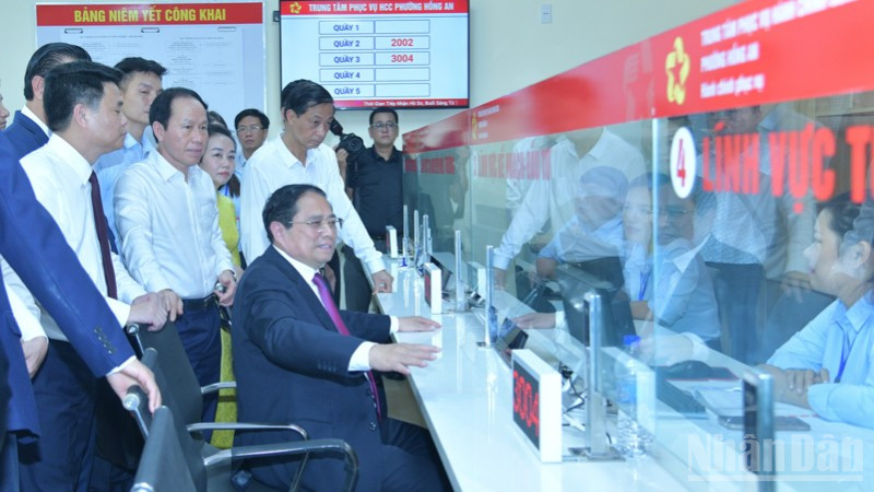 Thủ tướng Chính phủ Phạm Minh Chính thăm Trung tâm Phục vụ hành chính công phường Hồng An, thành phố Hải Phòng. (Ảnh: THANH GIANG)