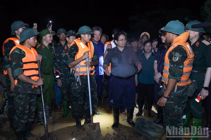 Thủ tướng Phạm Minh Chính đến kiểm tra công tác ứng phó mưa lũ tại các xã Trung Giã, Đa Phúc. (Ảnh: Trần Hải) 