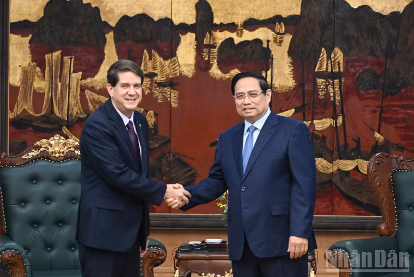 Thủ tướng Chính phủ Phạm Minh Chính và Chủ tịch Hãng thông tấn Mỹ Latinh của Cuba (Prensa Latina) Jorge Legañoa Alonso. (Ảnh: TRẦN HẢI)