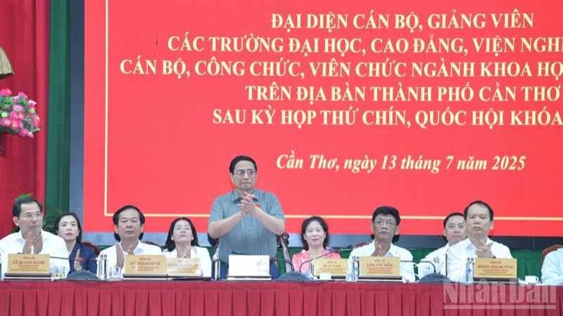 Thủ tướng Chính phủ Phạm Minh Chính chủ trì Hội nghị tiếp xúc cử tri thành phố Cần Thơ sau Kỳ họp thứ 9, Quốc hội khoá XV. (Ảnh: Thanh Giang)