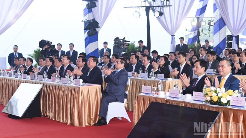 Thủ tướng Chính phủ Phạm Minh Chính và các đồng chí lãnh đạo, đại biểu dự Lễ khởi công, khánh thành, thông xe kỹ thuật 234 công trình, dự án chào mừng Đại hội đại biểu toàn quốc lần thứ XIV của Đảng. (Ảnh: Trần Hải)