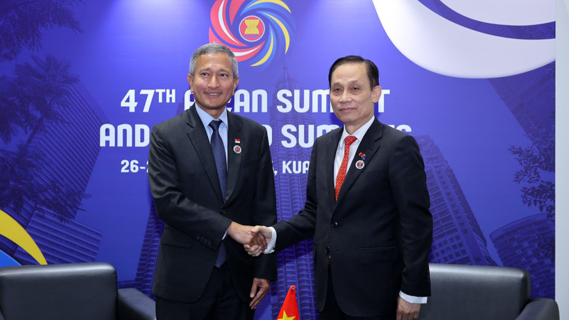 Bộ trưởng Ngoại giao Lê Hoài Trung và Bộ trưởng Ngoại giao Singapore Vivian Balakrishnan. (Ảnh: VGP/Nhật Bắc)