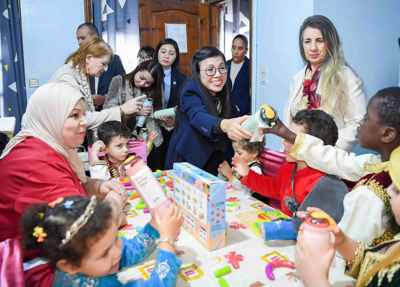 Phu nhân Lê Thị Bích Trân tặng quà cho các em nhỏ có hoàn cảnh đặc biệt tại tại Trung tâm Bảo vệ trẻ em El Biar. (Ảnh: NGUYỄN HỒNG)