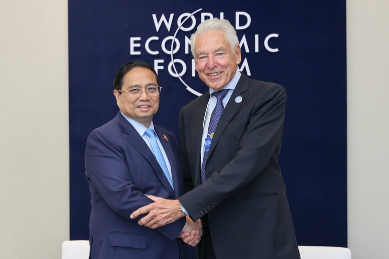 Thủ tướng Phạm Minh Chính và Chủ tịch lâm thời WEF Peter Brabeck-Letmathe. (Ảnh: VGP/Nhật Bắc)