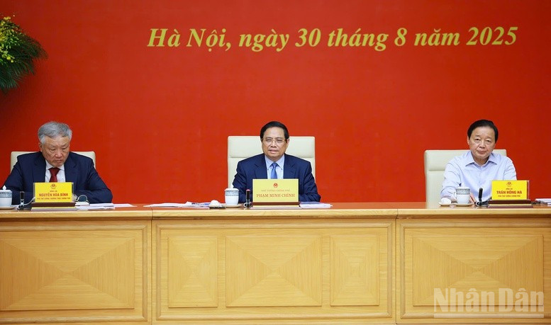 Thủ tướng Chính phủ Phạm Minh Chính chủ trì cuộc họp. (Ảnh: TRẦN HẢI)