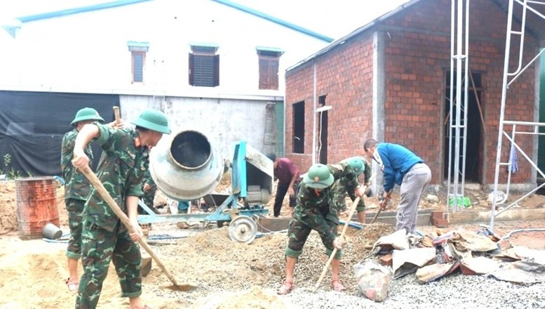Cán bộ, chiến sĩ Trung đoàn 6, Bộ Chỉ huy Quân sự thành phố Huế hỗ trợ xây dựng, sửa chữa nhà giúp người dân vùng thiên tai. (Ảnh: VGP)