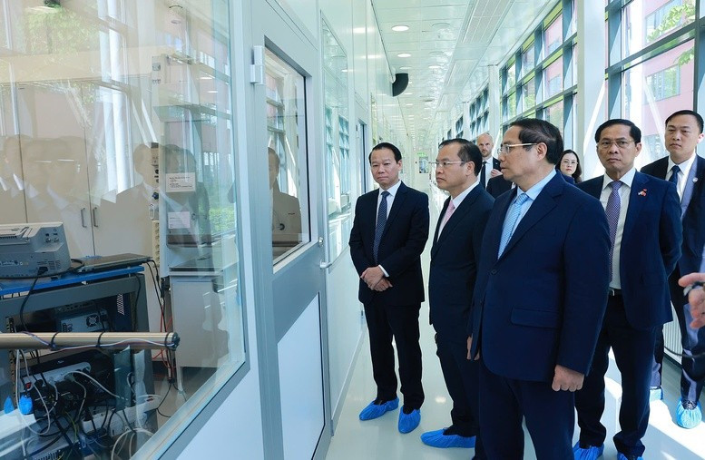 Thủ tướng Phạm Minh Chính tham quan cơ sở vật chất của Đại học Uppsala. (Ảnh: TTXVN)