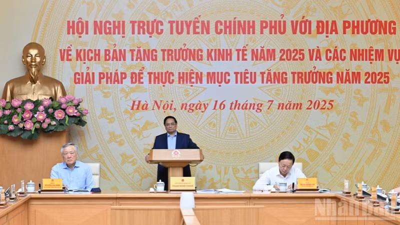 Thủ tướng Chính phủ Phạm Minh Chính chủ trì Hội nghị trực tuyến với địa phương về kịch bản tăng trưởng kinh tế. (Ảnh: TRẦN HẢI)