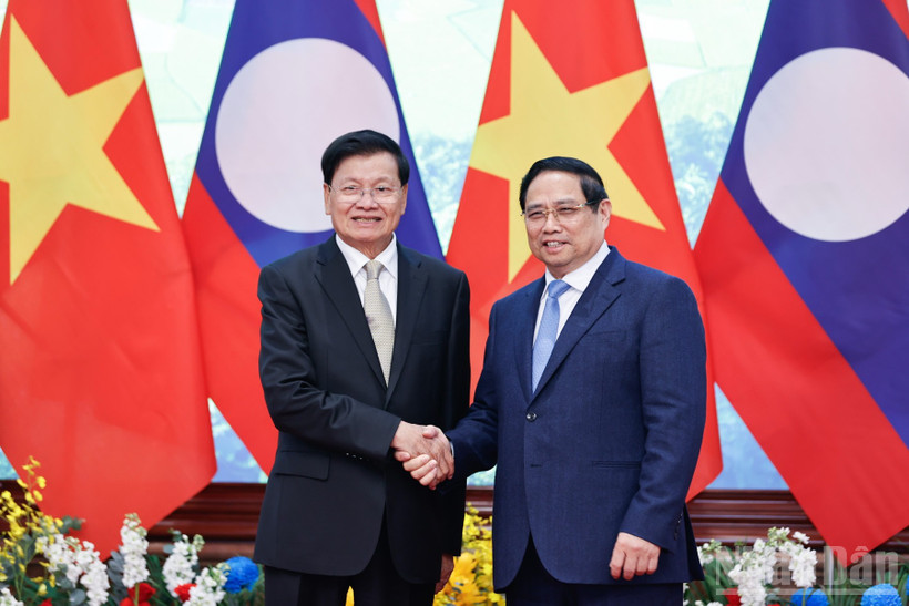 Thủ tướng Chính phủ Phạm Minh Chính và Tổng Bí thư, Chủ tịch nước Lào Thongloun Sisoulith. (Ảnh: TRẦN HẢI)