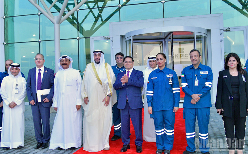 Thủ tướng Phạm Minh Chính và các đại biểu tại Tổ hợp lọc hóa dầu Al‑Zour. (Ảnh: THANH GIANG) 