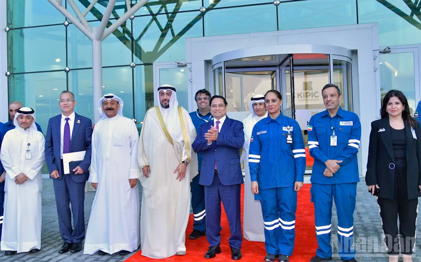 Thủ tướng Phạm Minh Chính và các đại biểu tại Tổ hợp lọc hóa dầu Al‑Zour. (Ảnh: THANH GIANG) 