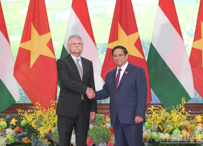 Thủ tướng Chính phủ Phạm Minh Chính và Chủ tịch Quốc hội Hungary Kover Laszlo. (Ảnh: TRẦN HẢI)