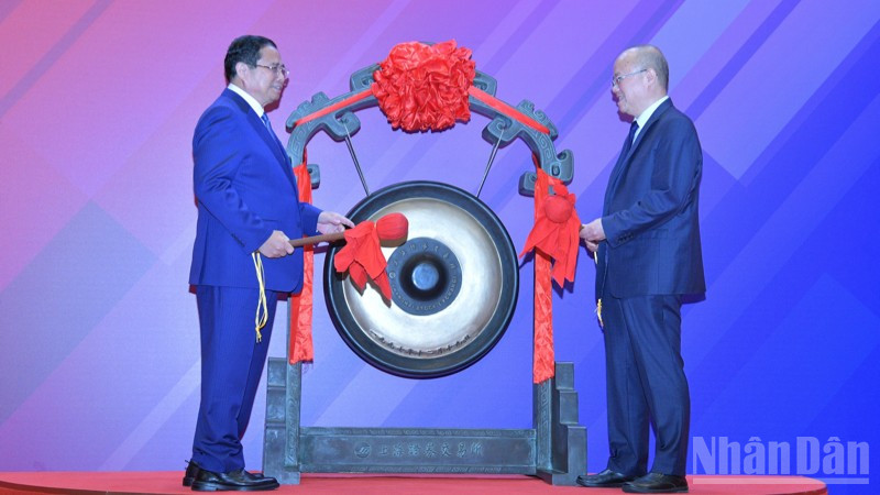 Thủ tướng Phạm Minh Chính và lãnh đạo Sở Giao dịch Chứng khoán Thượng Hải thực hiện nghi thức đánh cồng. (Ảnh: Thanh Giang)