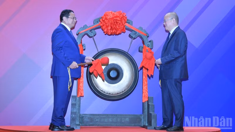Thủ tướng Phạm Minh Chính và lãnh đạo Sở Giao dịch Chứng khoán Thượng Hải thực hiện nghi thức đánh cồng. (Ảnh: Thanh Giang)