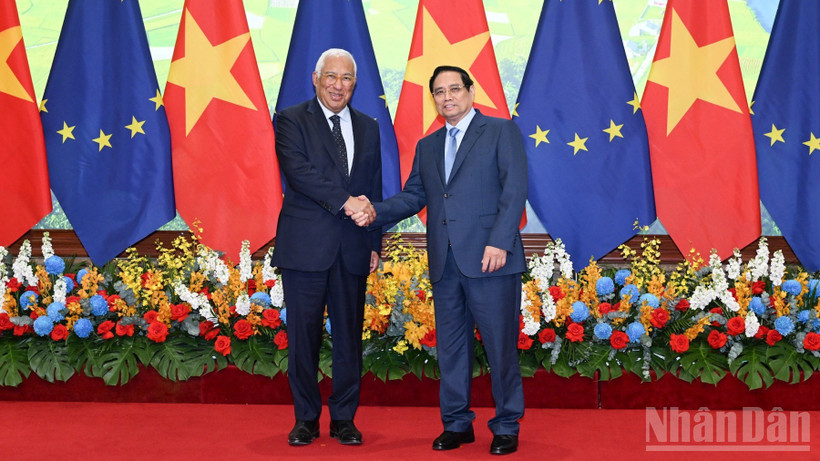 Thủ tướng Chính phủ Phạm Minh Chính và Chủ tịch Hội đồng châu Âu António Costa. (Ảnh: TRẦN HẢI)