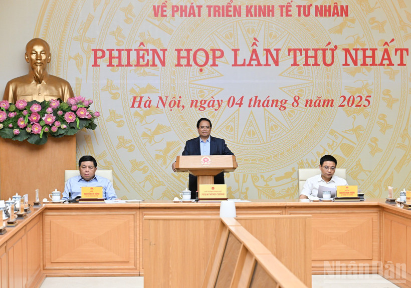 Thủ tướng Chính phủ Phạm Minh Chính chủ trì phiên họp. (Ảnh: Trần Hải)