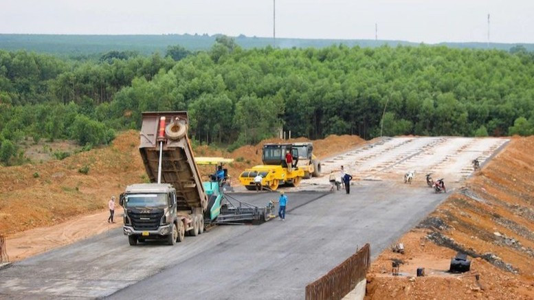 Thủ tướng Chính phủ chỉ đạo tăng cường các giải pháp quản lý, bình ổn giá nhiên liệu, nguyên liệu, vật liệu xây dựng; tháo gỡ khó khăn, vướng mắc, đẩy nhanh tiến độ giải phóng mặt bằng, thi công các công trình, dự án quan trọng quốc gia, trọng điểm ngành Giao thông vận tải.