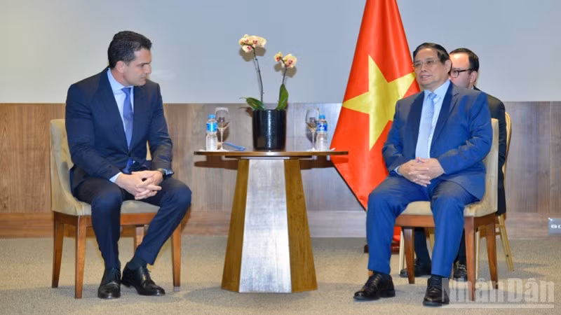 Thủ tướng Phạm Minh Chính tiếp lãnh đạo Tập đoàn JBS. (Ảnh: THANH GIANG)