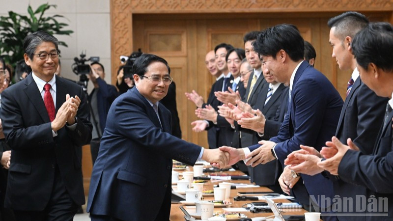 Thủ tướng Chính phủ Phạm Minh Chính bắt tay chào mừng các doanh nghiệp Nhật Bản tại buổi đối thoại. (Ảnh: Trần Hải)