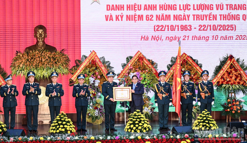 Thủ tướng Chính phủ Phạm Minh Chính trao Danh hiệu Anh hùng Lực lượng vũ trang nhân dân tặng Quân chủng Phòng không - Không quân. (Ảnh: Trần Hải)