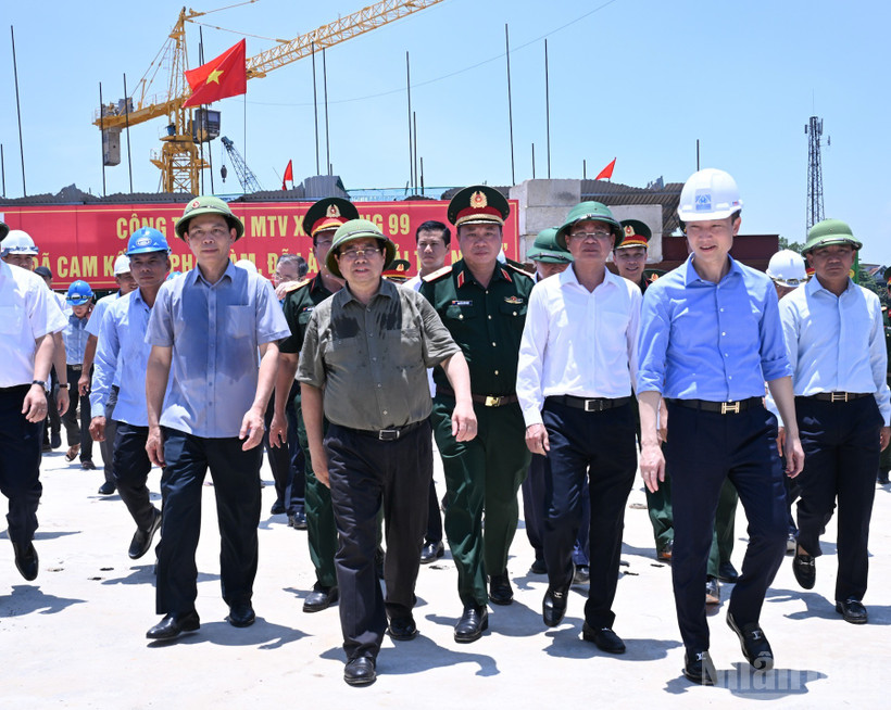 Thủ tướng Chính phủ Phạm Minh Chính thị sát công trường xây dựng cầu Phong Châu mới.